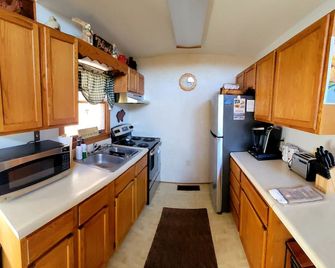 Escape to your cozy 2-bed 2-bath river front cottage near Shenandoah Natl Park - Shenandoah - Kitchen