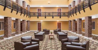 Ramada by Wyndham Elko Hotel at Stockmen's Casino - Elko - Area lounge
