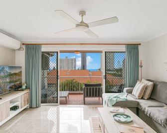 By The C - Coolangatta - Olohuone