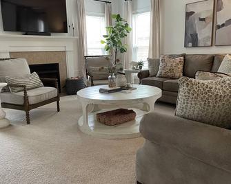 Spacious & Beautiful Masters Rental Close To Tournament - Evans - Living room