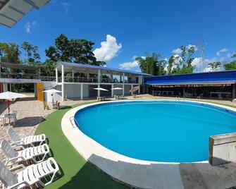 Embassy Suites Hotel - Nauta - Pool