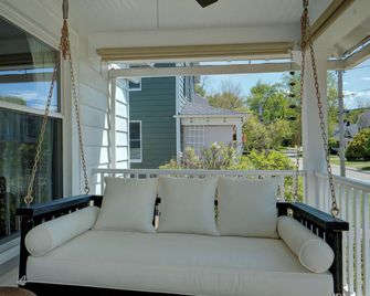 The May House - Walk to Chagrin Falls + Hot Tub - Chagrin Falls - Balcón