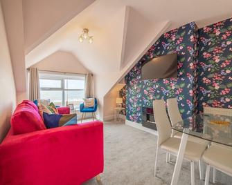 Highcliffe Sunset Suite - 2 Bed - Sleeps 4 - Beachfront - Thornton-Cleveleys - Living room