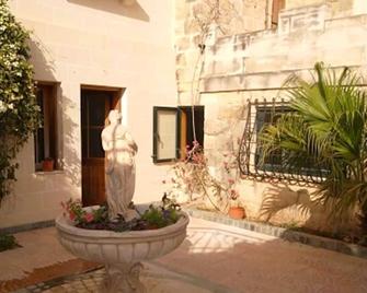 Spacious sunny apartment in large villa. - Balzan - Building