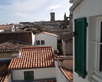 View over the rooftops of St Martin - Saint-Martin-de-Ré - Balcón