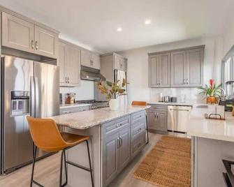 Manhattan Beach Family Suite Stylish 2 Br 1ba Parking - Manhattan Beach - Kitchen