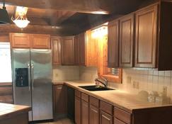 Cozy Cottage on the Clearwater River - Forks - Kitchen