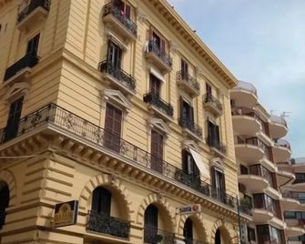 B&B Domus Cicerone - Formia - Building