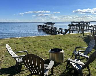 Life is better at the Lake Lakefront home that sleeps 13! - Summerton - Patio