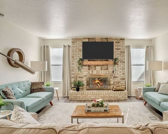 Spacious-2 Hot Tubs-close to 4 ski resorts! - Cottonwood Heights - Sala de estar