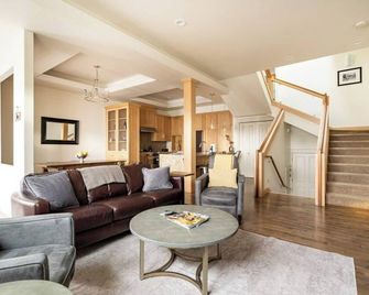 Rooftop deck. Walk to downtown&River! Fire pit - Bend - Living room