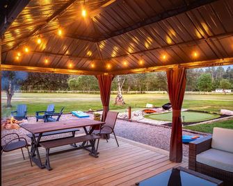 Charming Farm House- Game Room & Hot Tub, Fire Pit - Newry - Patio