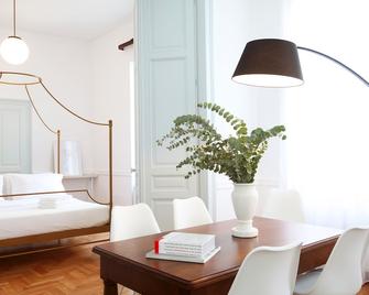 Live in Athens, Thiseio Historic House - Atenas - Sala de estar