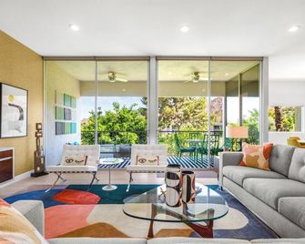 Lakeside Luxe: Seven Lakes Golf & Country Club stylish condo - Palm Springs - Living room