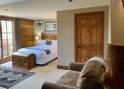 Winston Lodge - Golden - Bedroom