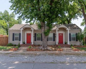 The Charmer, Fiber Internet, Roku Tvs, Washer & Dryer, Near Dt Chickasha And Leg Lamp! - Chickasha - Building
