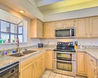 Waterfront Condo with Resort Perks in Lake Ozark! - Lake Ozark - Kitchen