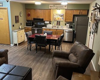 Riverside Cabin A 90ft To Riversedge. Great Views Of White River Wifi Cable Bbq - Lakeview - Kitchen