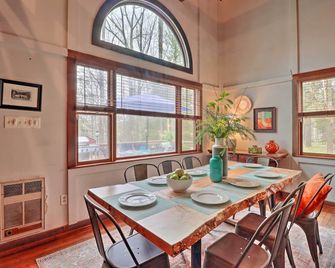 Deck and Fire Pit Cozy Pocono Mountain Home - Lake Harmony - Dining room