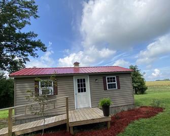 Small Cottage big charm on 350 acre grain & cattle farm near Mammoth Cave - Horse Cave - Building