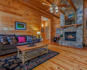 Nature's Den | Pet-Friendly, Mountaintop Cabin in Columbus - Columbus - Living room