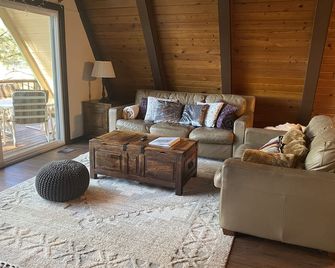 Private cabin in a small mountain town surrounded by pine trees. Snow getaway - Mi Wuk Village - Sala de estar