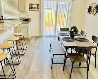 Brand New 3bedrooms Fernley/2bath/Pets Ok/Sleeps14 - Fernley - Dining room