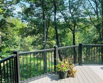 Spacious Cabin on Cedar Creek, Shenandoah's hidden getaway! - Strasburg - Balcony
