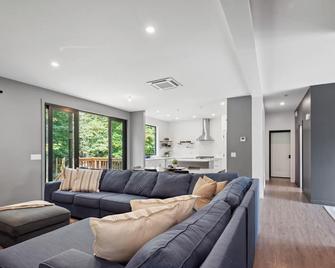 Backyard bliss! River side home in Chemainus - Chemainus - Obývací pokoj