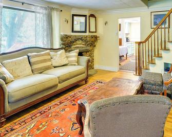Salisbury Cottage about 7 Mi to High Rock Lake! - Salisbury - Вітальня