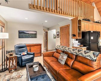 Solitude Beaver #3 - Estes Park 2 Bedroom Condo by RedAwning - Estes Park - Living room