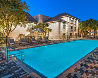 Doubletree by Hilton Gainesville - Gainesville - Piscina