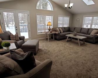 Cindy's Super Ranch Home - West Chester - Living room