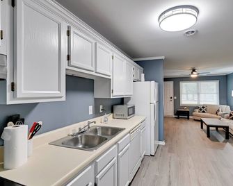 Private Patio Apt 6 Mi to Cheraw State Park! - Cheraw - Kitchen