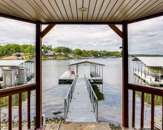 Lakefront Home w/ Private Dock in Sunrise Beach! - Sunrise Beach - Balcón