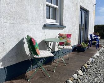 Charming Beach House with Warm, Cosy and Contemporary Interior - Cleggan - Patio