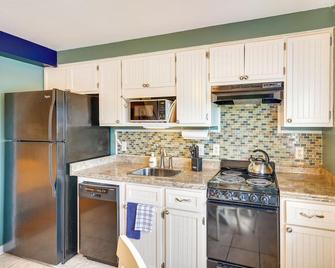 Charming Panama City Studio with Community Pool! - Panama City - Kitchen