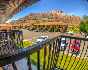 Bumbleberry Inn - Springdale - Balcony