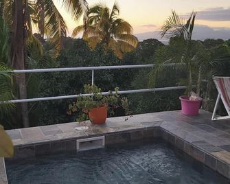 Appartement charmant à Sainte-Luce avec vue sur la montagne - Sainte-Luce - Balcony