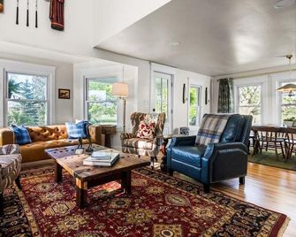 The Farm at Arcadia: Newly Renovated Golf Retreat - Bear Lake - Living room