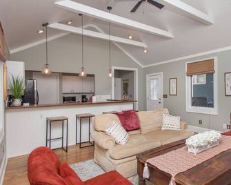 Charming Updated 3 Bedroom Home Near Downtown - Charlottesville - Living room
