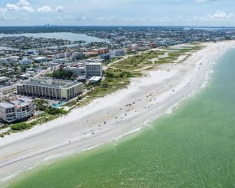 Cabanas Of Treasure Island - Treasure Island - Beach