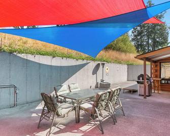 Lewis River Urban Cowboy Cabin 2 miles from Ilani casino - La Center - Patio