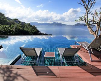 زنمايا أوشنفرونت بوكيت، مجموعة العلامات التجارية من ويندام - Kamala - حوض السباحة