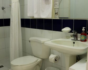 Hotel Villa Serena San Benito - San Salvador - Salle de bain