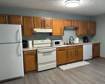 Edge of town unit 1, Comfortable 2 bedroom with queen beds, AC w covered porch - Wabash - Keuken