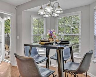 Cozy and Spacious Spring Hill 3BR 2bath Home - Spring Hill - Eetruimte