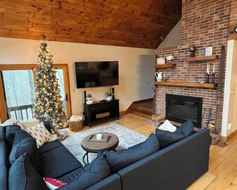 3-bedroom chalet next to skiing, hiking, boating and breweries - Bradford - Living room