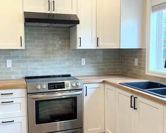 Fernwood Newly Renovated Suite - Victoria - Cuina