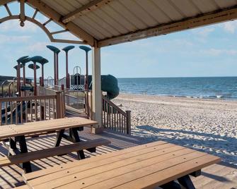 Sea Cliff Charm: 5 Mins to Beach, Firepit - Wading River - Balcón